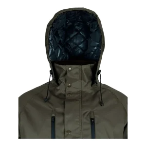 Détail du col montant à boutons-pression et de la capuche avec doublure matelassée