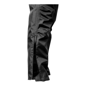 Détail de l'ouverture zippée et du bouton-pression au bas de la jambe