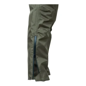 Détail de l'ouverture zippée et du bouton-pression au bas de la jambe olive foncé
