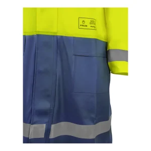 Détail de la poche basse à rabat bleu marine et de la fermeture centrale sous patte
