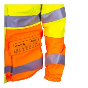 Zoom sur la poche basse à rabat orange fluo avec les pictogrammes de normes AquaAir Multi et bandes réfléchissantes