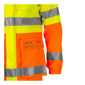 Zoom sur la poche basse à rabat orange fluo avec les pictogrammes de normes AquaAir Multi et poignet élastiqué