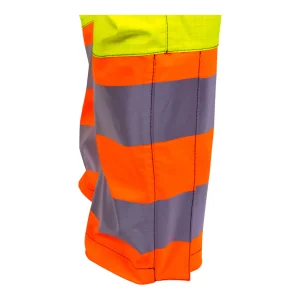 Zoom sur le bas de jambe orange fluo équipé de bandes réfléchissantes de sécurité