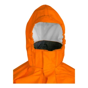Détail de la capuche orange fluorescent ajustée avec visière et doublure intérieure