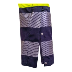 Détail de la fente d'aisance au bas de la jambe avec fermeture zippée et boutons-pression