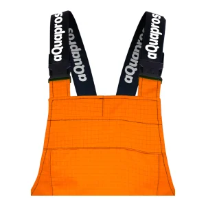 Détail de la bavette avant orange fluo à motif quadrillé et des bretelles logotées aQuapros