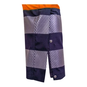 Détail de la fente d'aisance au bas de la jambe avec fermeture zippée et boutons-pression
