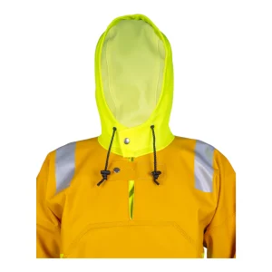 Détail du col avec patte de fermeture à bouton-pression et cordons de serrage de la capuche