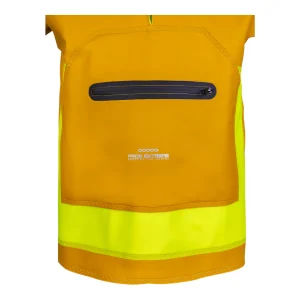 Zoom sur la grande poche ventrale zippée et la bande de couleur jaune fluo au bas du vêtement