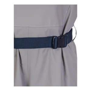 Gros plan sur la boucle clip de fermeture de la ceinture ventrale