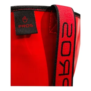 Détail de l'étiquette Pros et du haut de la cuissarde en PVC rouge pour sapeurs-pompiers