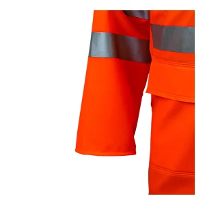 Zoom sur le bas de manche et le rabat de poche de la veste haute visibilité orange