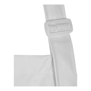 Détail de la boucle en plastique de réglage de la sangle de cou sur tablier blanc