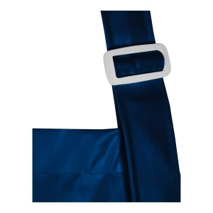 Détail du passant de réglage de la sangle de cou sur tablier bleu marine