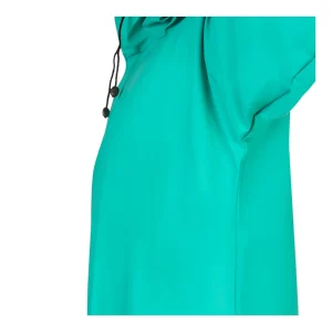 Gros plan sur la coupe raglan de l'aisselle et le cordon de la capuche du manteau long