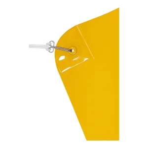 Gros plan sur l'œillet de fixation et le crochet métallique du tablier jaune impérial