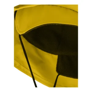 Gros plan sur l'intérieur doublé et la jugulaire du chapeau de pluie jaune